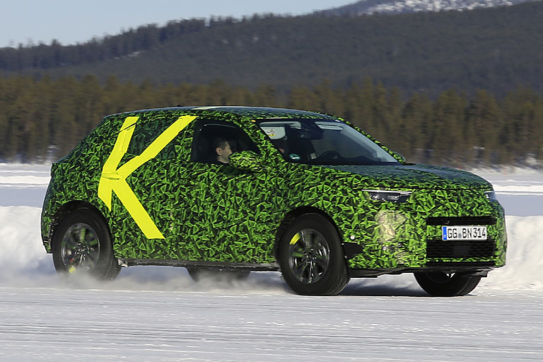 In Nordschweden testet Opel aktuell den neuen Mokka. Das kleine SUV basiert knftig wie der Corsa auf der EMP1-Plattform von PSA, das Design wird deutlich geschrft