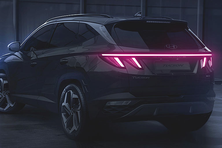 Die Seitenlinie zeigt eine Leiste bis ins Heck ohne zustzliche Blech-C-Sule. Geteilte, sich kaum berhrende Rckleuchten mit durchgehendem Lichtband und das in die Scheibe umgezogene Markenlogo sind weitere Details. Der Wischer drfte im Heckspoiler versteckt sein