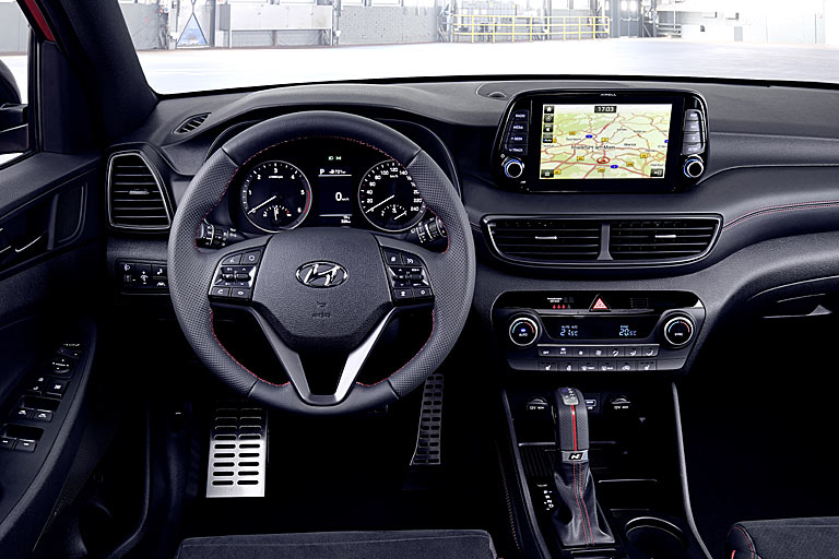 Im direkten Vergleich wirkt der auslaufende Tucson, hier als sportliche N-Line, geradezu altbacken