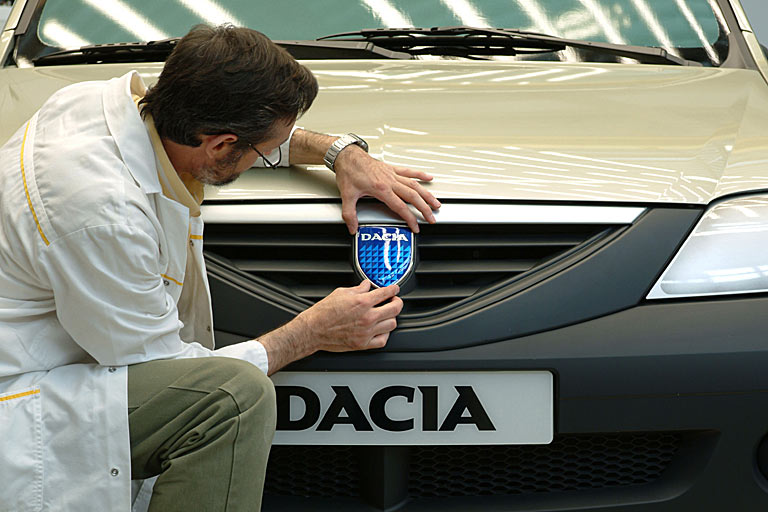Rckblende: Mit diesem Logo auf dem Logan-Stufenheck startete Dacia 2005 auf dem deutschen Markt