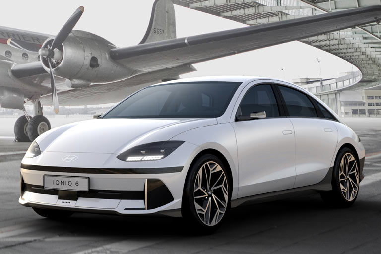 Gestatten, Hyundai Ioniq 6. Das nächste Elektroauto der Koreaner ist eine auffällig gezeichnete Limousine. Das Auto ist lang, flach und besonders aerodynamisch