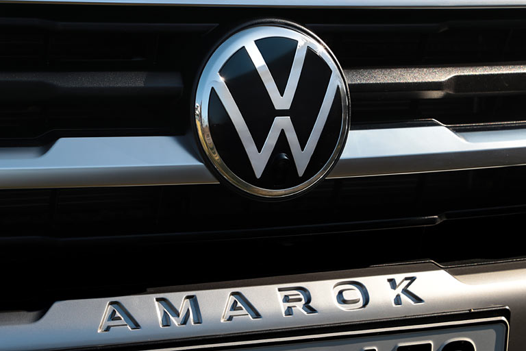 Auch vorne trgt der Amarok einen Namensschriftzug – ein Gestaltungsmerkmal, das man etwa von Peugeot oder Dacia kennt und das einem knftig fter begegnen wird