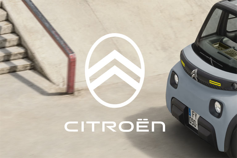 Die Franzosen zeigen das neue Logo auch in rot vor rotem Hintergrund, in wei, schwarz und sogar einer transparenten Gestaltung. Das ist ungewhnlich, das Auto mit altem Logo unpassend