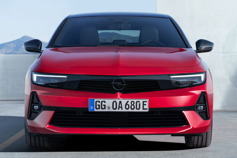 Opel bringt den neuen Astra auch als vollelektrisches Modell. Sympathisch: Rein optisch gibt er sich nicht als Stromer zu erkennen, nicht mal an blauen Akzenten oder hnlichem