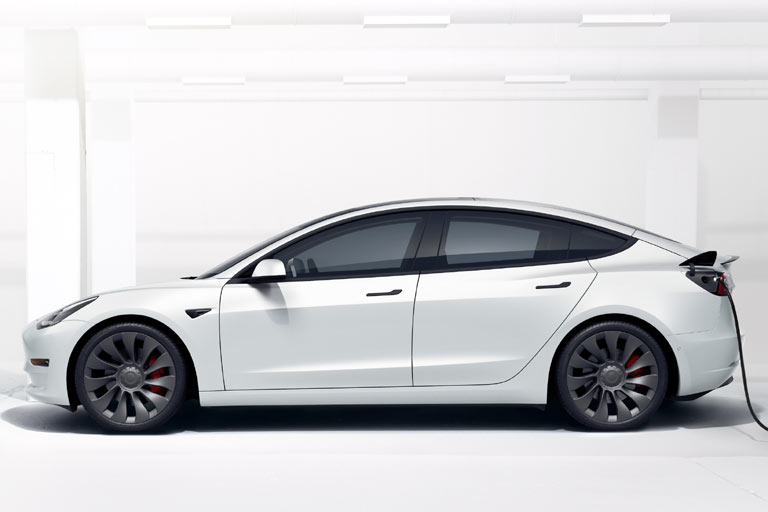 Nun kann man auch an Tesla und speziell dessen Chef viel kritisieren, doch wahr ist auch: Ein Model 3 ist kaum teurer als der ID.3, aber schneller, angesagter, schner, besser ausgestattet, reichweitenstrker – und sofort lieferbar