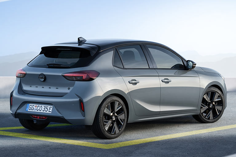 Am Heck beschrnkt sich die berarbeitung auf den nun zentral gesetzten Schriftzug