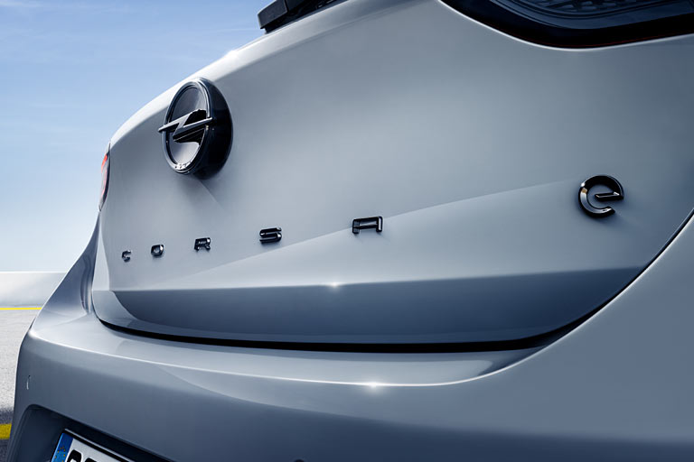 Das Marken-Logo mit der prima versteckten Rckfahrkamera ist je nach Variante in schwarz oder matt-silber ausgefhrt, der Chrom-Look ist (auch vorne) pass