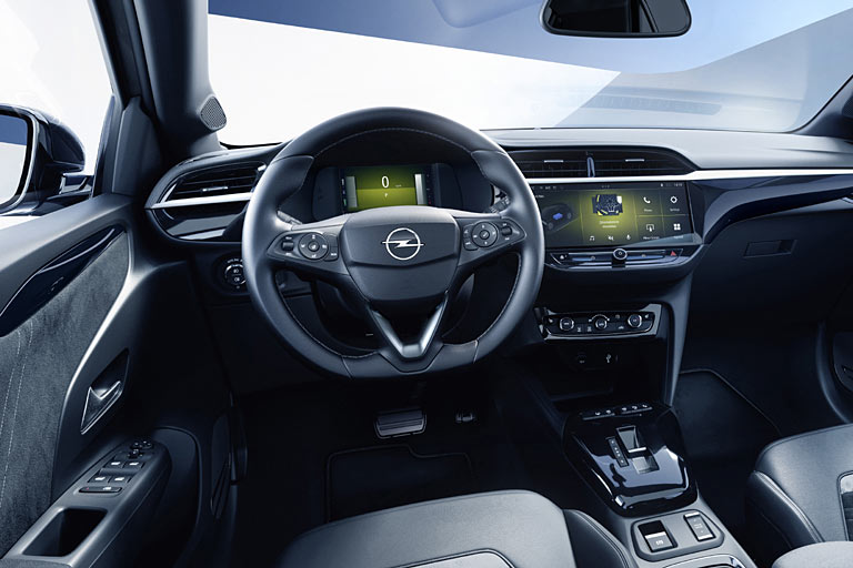 Im Interieur gibt es nur kleinere Designnderungen an Lenkrad und Sitzbezgen. Das Digitalcockpit bleibt zu klein. Trgriffe, Innenspiegel und Whlhebel htte man schner machen knnen. Neu ist eine kabellose Anbindung von Apple CarPlay und Android Auto