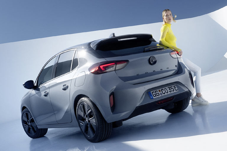 Noch ein Marketing-Bild zum Schluss. Der Corsa Electric ist jetzt optional 156 PS stark und schafft 400 Kilometer Reichweite, die Benziner erhalten teilweise Mildhybrid-Technik und ein neues Doppelkupplungsgetriebe