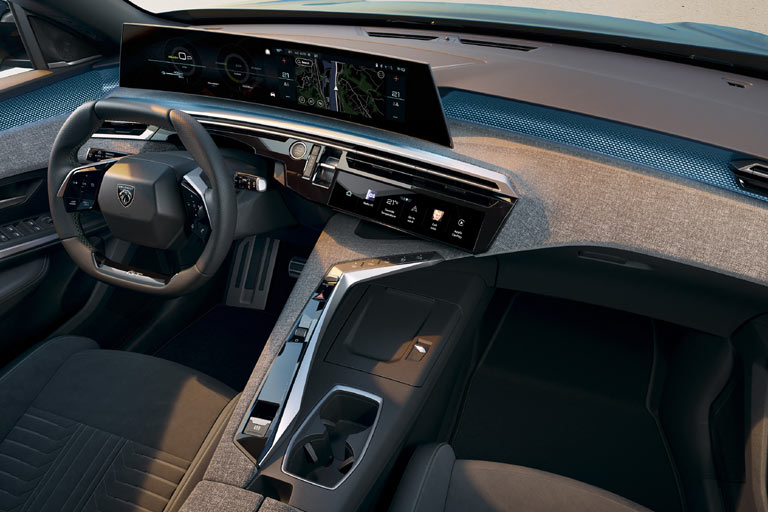 F�r den Beifahrer ist dieser Bereich erreichbar, aber ausweislich des Fotos nicht bequem. Der W�hlhebel wandert neben das Lenkrad