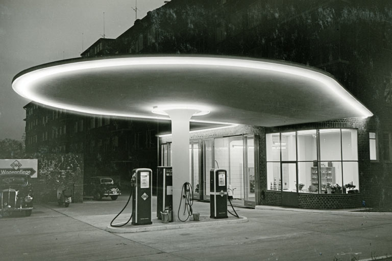 Schicke Architektur mit der sog. Pilzst�tze pr�gte so manche Station in den 1950er-Jahren. Bleifreier Sprit kehrt ab 1955 zur�ck