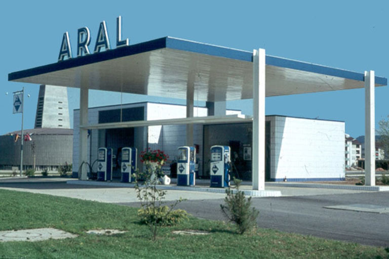 Und so baute man in den Sechzigern. Wegen der immer h�her verdichtenden Motoren der neuen Autogeneration muss der Superkraftstoff wieder verbleit werden