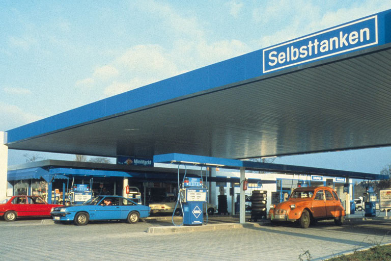 Ab 1969 tankte man den zweit�rigen 3er, den Manta oder die Ente erstmals selbst (Bild aus den 70ern)