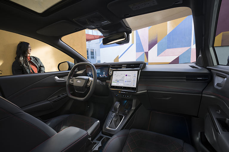 Deutlich berarbeitet zeigt sich das Interieur: Der Zentralmonitor wchst von acht auf zwlf Zoll, das System erhlt etliche neue Funktionen wie Alexa, 5G u.a. Die Luftduschen sind nun ber dem Monitor platziert, ben aber ihre Rndelrder ein