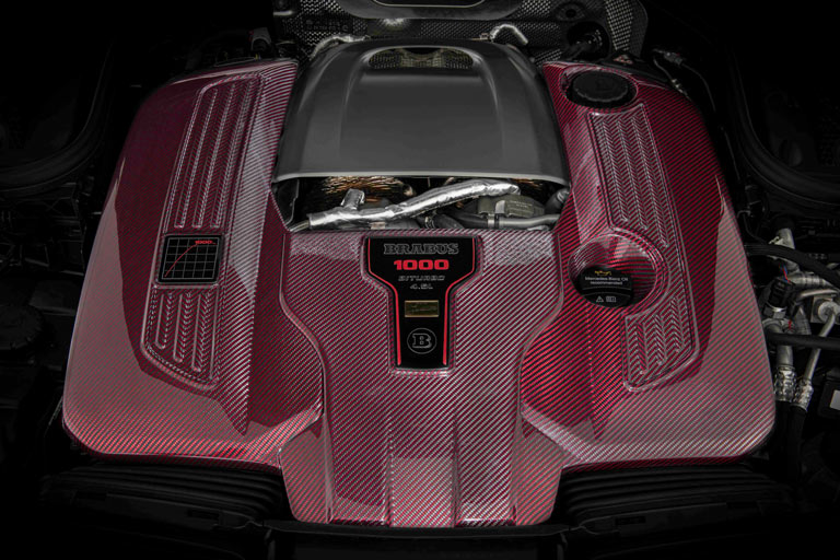 ... das Herzst�ck findet sich nat�rlich unter der vorderen Haube: Der von Brabus auf 4,5 Liter Hubraum aufgebohrte BiTurbo-V8 leistet 796 PS. Die f�r 1k noch fehlenden 204 PS steuert die unver�nderte E-Maschine bei