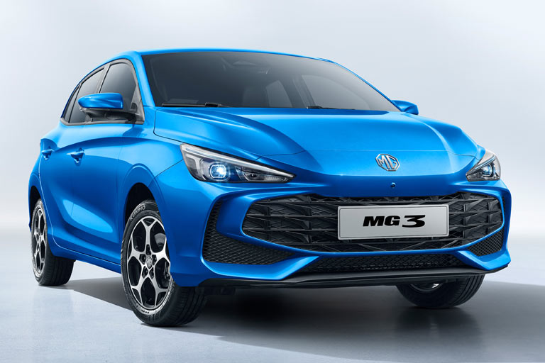 Immerhin: 16-Zller, vernnftige Trgriffe, 360-Grad-Kamerasystem und Spiegelblinker sind vorhanden