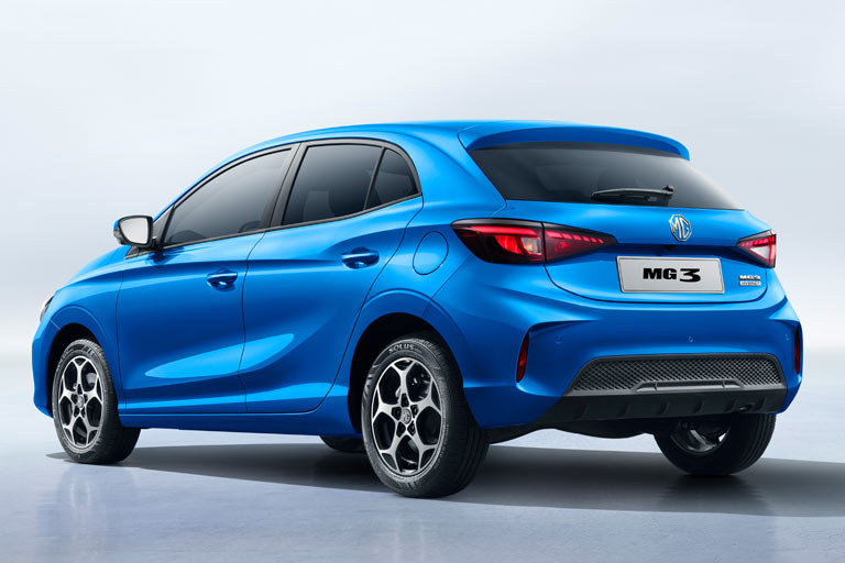 Geteilte Heckleuchten mit nur singulrem Rckfahrlicht und Tankklappe auf der falschen Seite. Das dritte Bremslicht fehlt noch