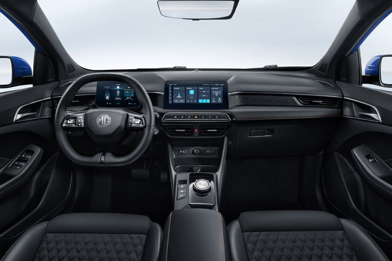 Der MG3-Innenraum ist etwas besser gemacht, weil sachlich und symmetrisch. 7-Zoll-Kombiinstrument und 10,25-Zoll-Touchscreen sind Standard