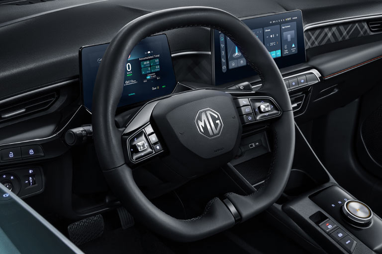 Ob das Fenster nicht ganz aufgeht oder der Fotograf zu faul war, wissen wir nicht. Manuelle Scheinwerferhhenverstellung bei angeblich LED-basierten Scheinwerfern. Die tatschlich dreistufige Automatik wird ber ein Dreh-Drck-Rad bedient