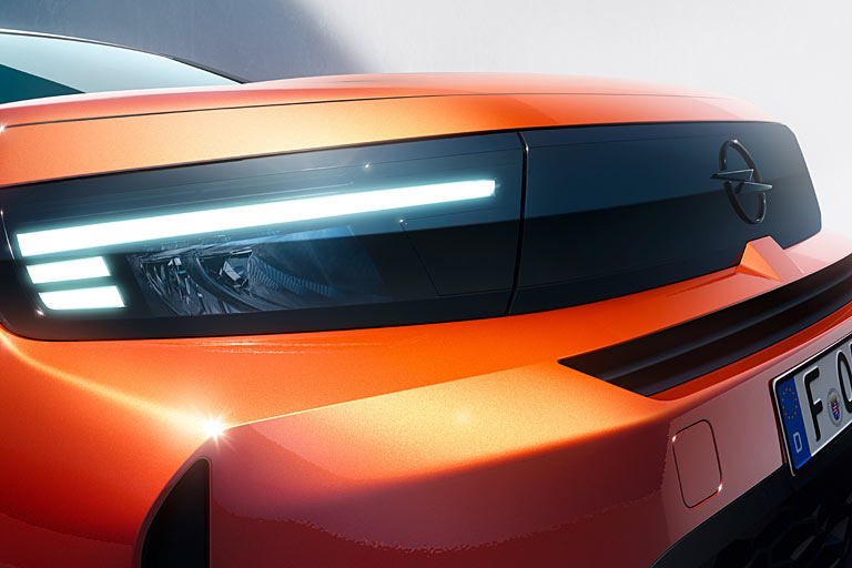Opel behlt die sog. Vizor-Front bei, warum auch nicht. Erstmals kommt das neue Logo zum Einsatz. Schade, dass die Motorhaube nicht ganz nach vorne reicht wie beim Mokka
