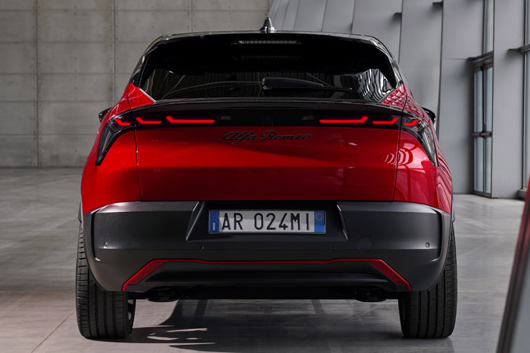 Und so sieht der Milano von hinten aus. Man mag an den Kia EV6 denken, aber nur im ersten Moment