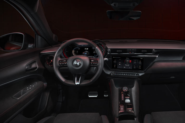 Blick ins Interieur: Ganz schn, aber auch etwas unruhig arrangiert. Die Klimaanlage hat echte Tasten, aber nur eine Zone