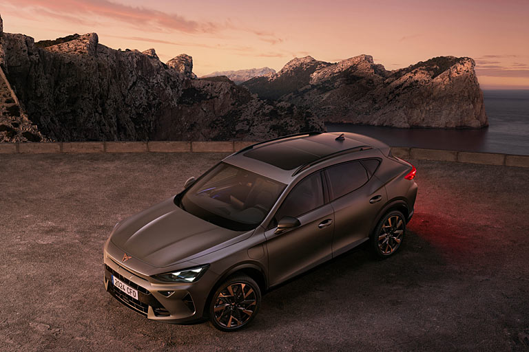 Preise liegen noch nicht vor. Sie drften sich aber recht genau zwischen 40k fr die »handgerissene« und hybridfreie 150-PS-Basis und 60k fr das 333-PS-Allrad-Topmodell bewegen