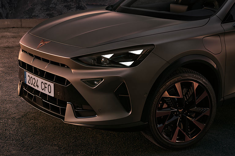 ... eine Plastiklandschaft mit diversen horizontalen Ebenen und vertikalen Streben, von Cupra als »Shark Nose«-Design bezeichnet. Ein Familiengesicht wird das nicht, aber das dreieckige Tagfahrlicht soll modellbergreifend Standard werden