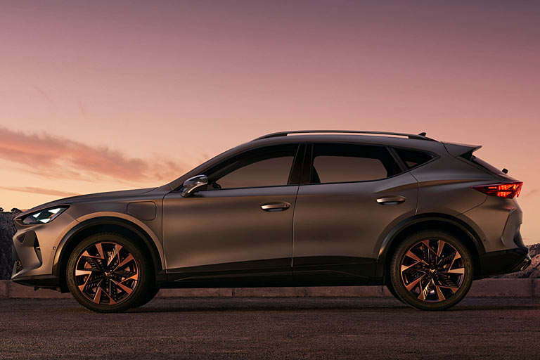 Diese neue Matt-Lackierung, zahlreiche neue Rderdesigns in 18 oder 19 Zoll und neue Spiegelkappen-Dekors sind die weiteren nderungen