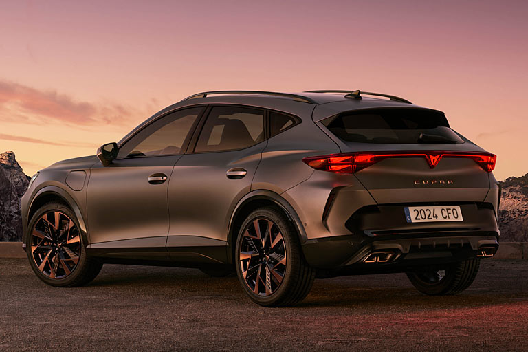 Am Heck gibt es leichte nderungen in der Schrze, bei den Endrohren und den nun vertikalen Rckstrahlern, vor allem aber ein beleuchtetes Logo