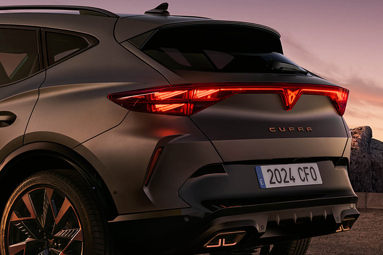 Die Haupt-Rckleuchten nehmen das Dreiecks-Thema auf und zeigen einen dreidimensionaleres Innenleben in gleichem Format wie bisher. Die Lichtleiste ist nun nicht mehr durchgehend, das Design insgesamt unruhiger und aufdringlicher