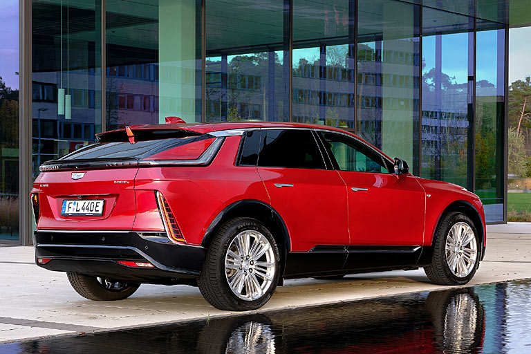 Der Lyric mit fast 3,10 Metern Radstand und fnf Metern Lnge wiegt auch wegen der ber 100 kWh groen Batterie fast 2,8 Tonnen