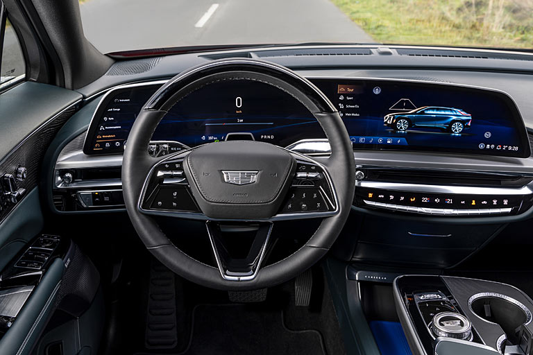 Im Interieur verbauen die Amerikaner einen 33 Zoll groen gebogenen Screen