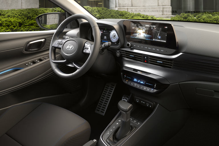 Der groe Whlhebel wirkt wie aus der Zeit gefallen, ist aber praktisch. Schade: Manuelle Handbremse, 1-Zonen-Klima und im Basismodell noch analoge Instrumente. Der 10,25-Zoll-Screen mit Zusatztasten ist jetzt in allen Varianten Standard