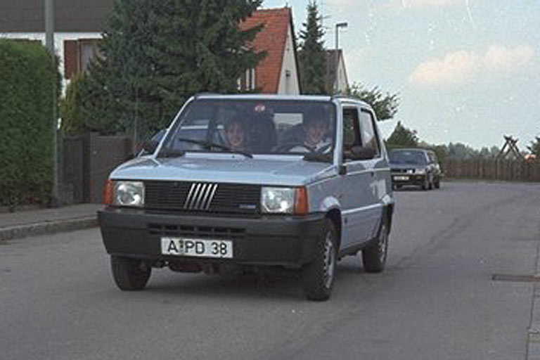 Apropos Archiv: Weil Fiat tatsächlich der Presse kein einziges vernünftiges Panda-Bild aus den 1980er-Jahren bereitstellt, nutzen wir unser Archiv. Das Foto zeigt den Autor samt Freundin auf seiner allerersten legalen Autofahrt in einem himmelblauen Facelift-Panda 750