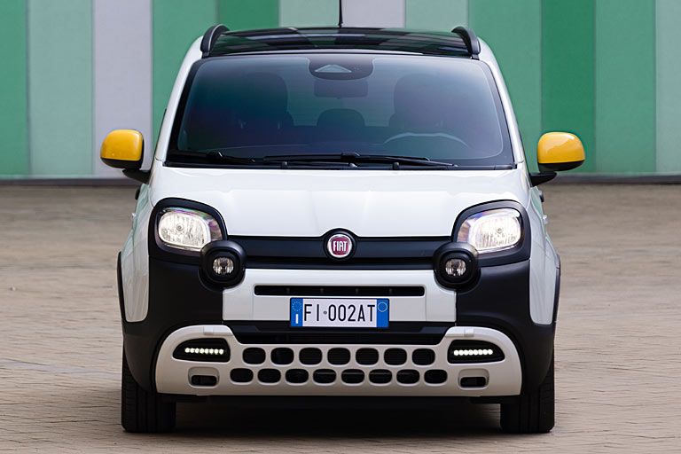 Auerdem gibt es Nebelscheinwerfer und bei Bicolor-Lack in wei/schwarz gelbe Auenspiegelgehuse