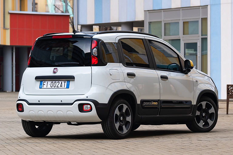 Alurder kosten extra, die unsymmetrischen Zusatzleuchten in der Schrze bleiben Standard. Weniger schlimm finden wir die nicht lackierten Parksensoren