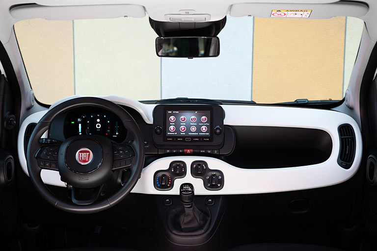 Blick ins Interiuer. Das weie und symmetrische Aramturenbrett gefllt, Luftausstrmer in der Mitte sollte man aber erwarten drfen