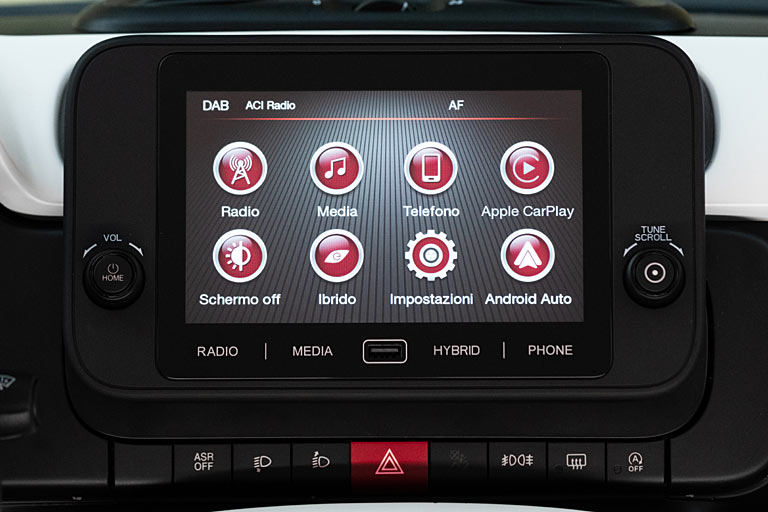 Auch das Infotainment ist sieben Zoll gro und verfgt ber zwei praktische Drehregler und eine zentrale USB-Buchse im A(lt)-Standard