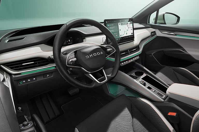 Blick ins Interieur: angenehm ruhig, recht bedienerfreundlich und symmetrisch. Der Mini-Whlhebel sitzt, wo er hingehrt, und nicht an der Lenksule, der Startknopf leider schon. Auch einen vernnftigen Lichtschalter gibt es nicht, ebenso gescheite Trgriffe