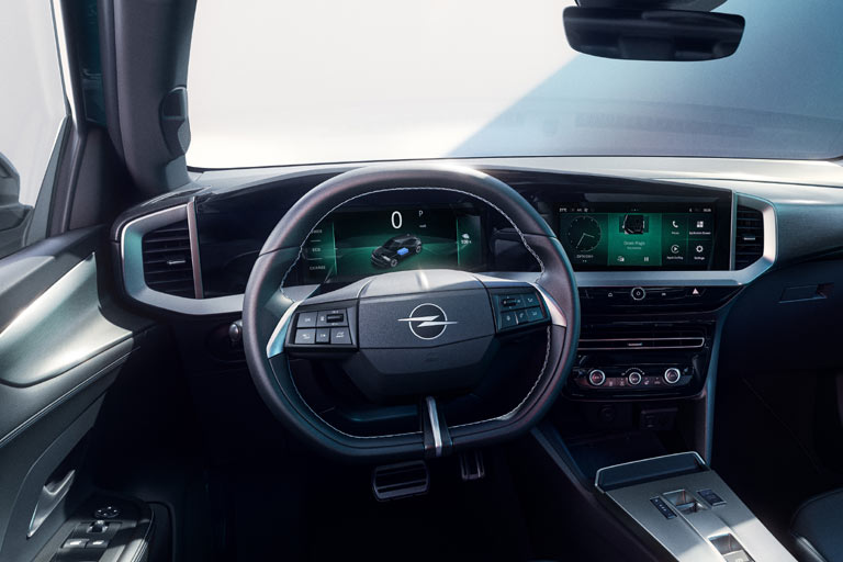 Blick ins Interieur: Neues Lenkrad, zwei 10