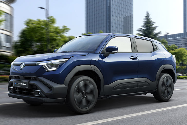 Es gibt auch bessere Bilder, dieses hier etwa. Den Designansatz beschreibt Suzuki als »High-Tech & Adventure« und fabuliert von einem Konzept des »Emotional Versatile Cruiser«
