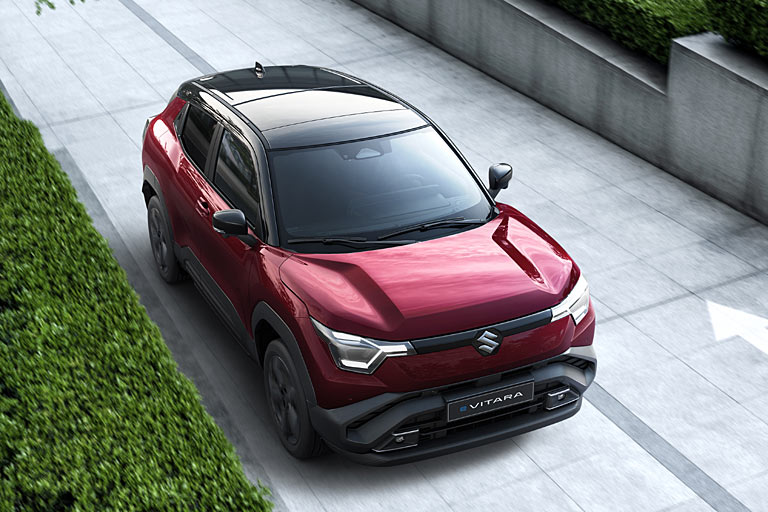 Mit 4,28 Metern Lnge sortiert sich der e Vitara im beliebten Kompaktsegment ein und etwa in der Mitte zwischen dem aktuellen Vitara und dem S-Cross. Das schwarze Dach ist optional
