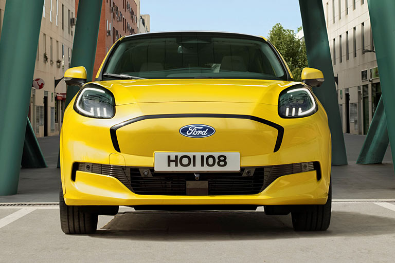 Ein geschlossener Khlergrill im Stil des elektrischen Mustang (der weiter Mach-E und nicht Gen-E heit) und eine modifizierte Frontschrze differenzieren den elektrischen vom konventionellen Puma