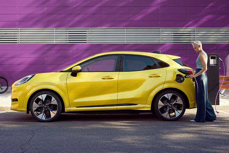 Positiv: Stehende Auenspiegel und vernnftige Trgriffe. Negativ: Geladen wird da, wo sonst getankt wird – fr Rechtsverkehr-Lnder auf der falschen Seite. Der Ladedeckel hat noch eine Griffmulde wie vor Jahrzehnten blich