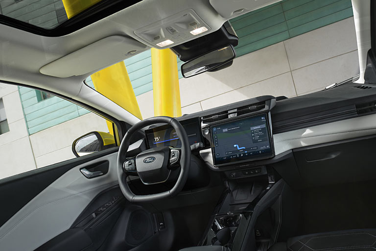 Zwei schn groe Bildschirme im Interieur und endlich eine elektrische Parkbremse. Den Puma kann man entgegen dem Branchentrend noch mit einem echten Panoramadach bestellen