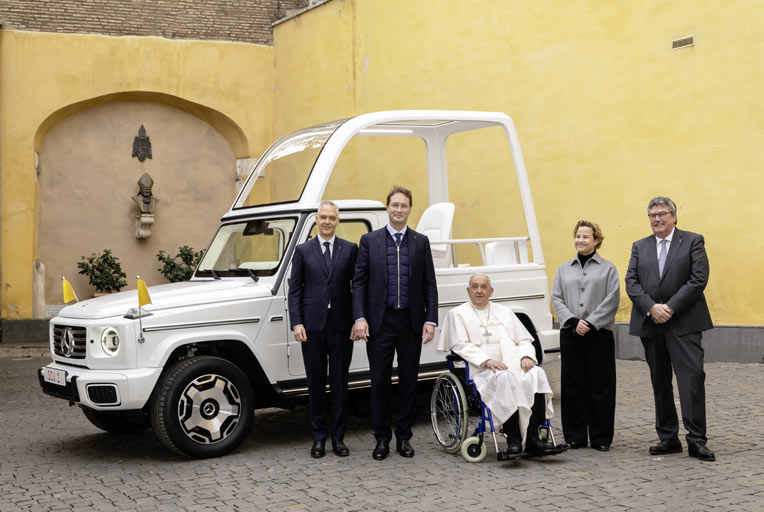 Zurck zum neuen Modell und dem obligatorischen Gruppenbild mit Papst Franziskus und Mercedes-Chef Ola Kllenius (2.v.l.)