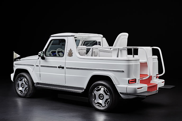 Es handelt sich um einen Mercedes G 580 EQ, dem der hintere Dachbereich und die linke Fondtre fehlt