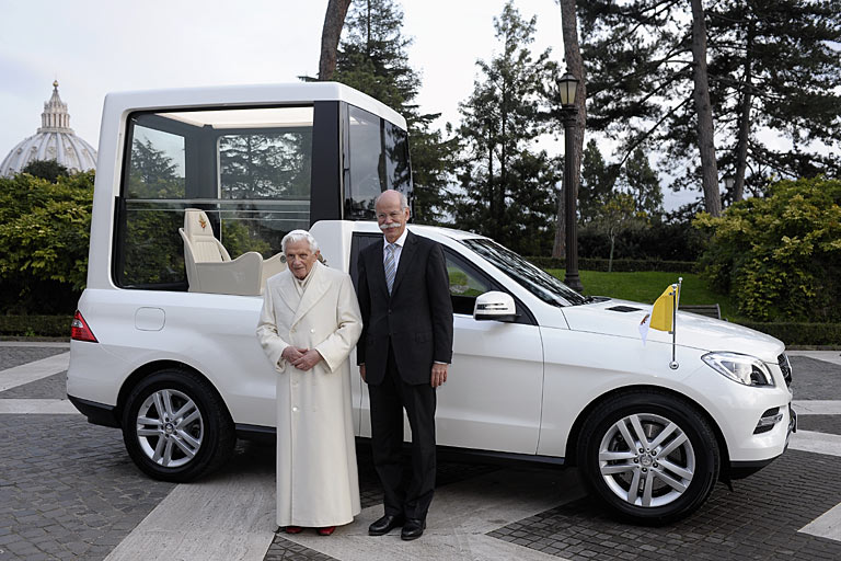Vor fast genau zwlf Jahren, im Dezember 2012, hatte Papst Benedikt XVI. ein Papamobil auf M-Klasse-Basis erhalten