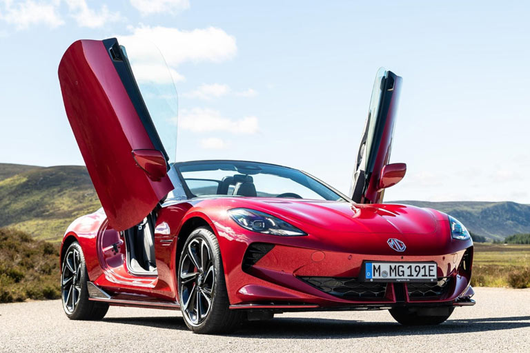 Das Auto mit seinen aufflligen Scherentren schaufelt in der Topvariante fr 70.000 Euro 510 PS Leistung und 725 Nm Drehmoment auf beide Achsen